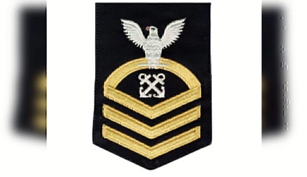 this-is-why-some-sailors-wear-gold-stripes-and-some-wear-red-jobs